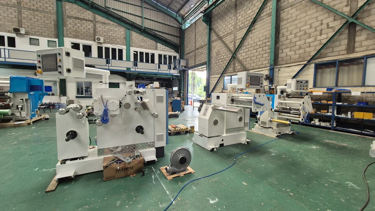 Tiga mesin doctoring rewinding di pabrik Intermac